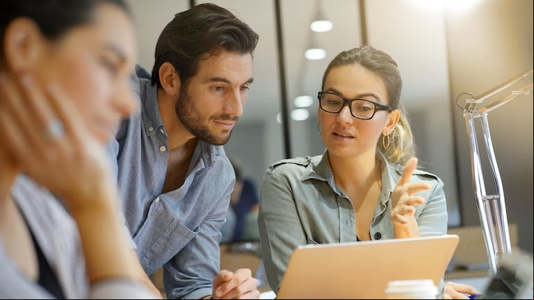 El trabajo puede demandarnos muchas horas. (Foto: Adobe Stock)
