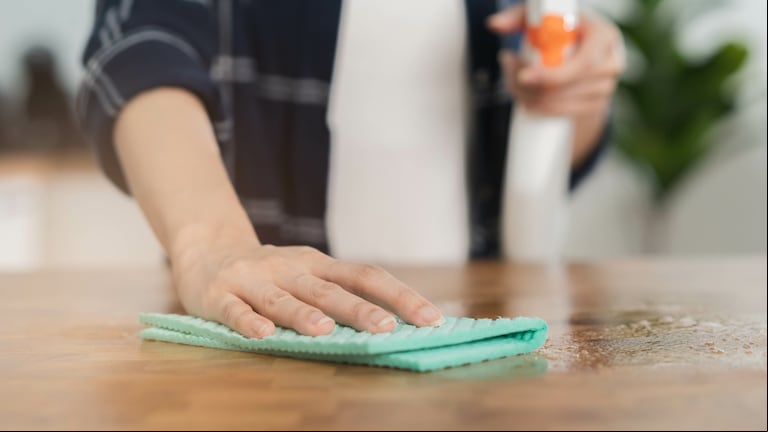 El truco para limpiar los muebles de madera y que queden como nuevos siempre (Foto: Adobe Stock).
