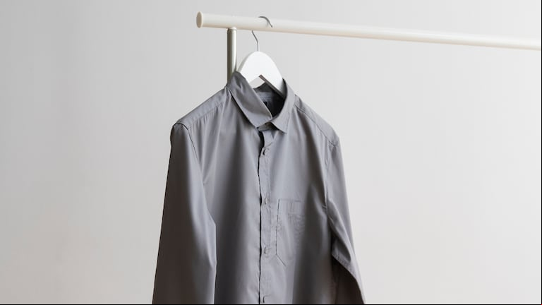 El truco perfecto para que tu camisa quede impecable sin necesidad de plancha (Foto: Freepik).