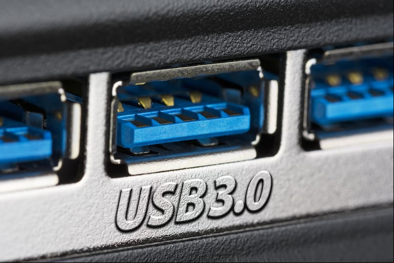 El USB 3.0 se identifica con el color azul (Foto: Adobe Stock).