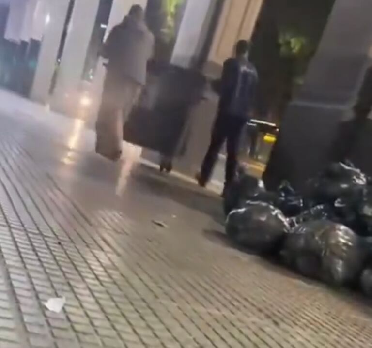 El video muestra a dos hombres que dejaron bolsas de desechos en la vereda. (Foto: captura de video.)