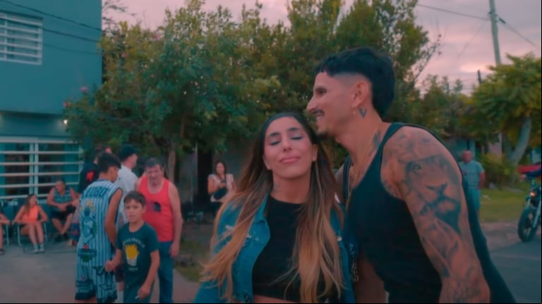 El Villano y Catalina Gorostidi hicieron juntos el videoclip de "Mi cuerito". (Foto: captura YouTube/El Villano)