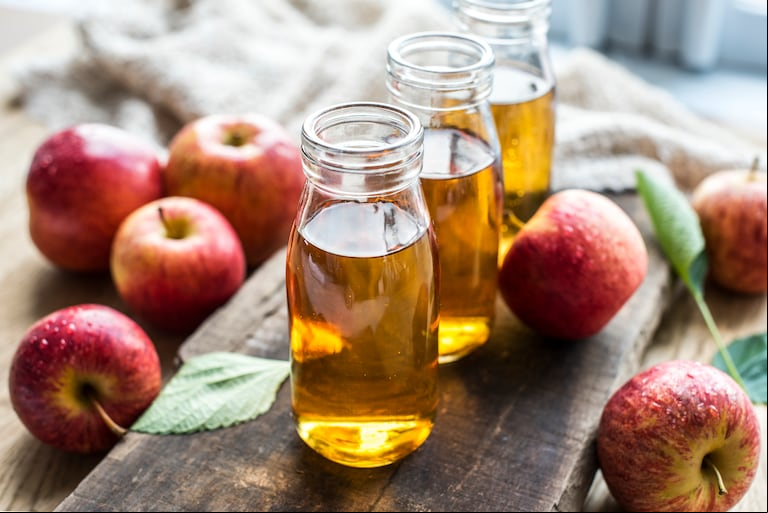 El vinagre de manzana tiene beneficios para el pelo. (Foto: Freepik).