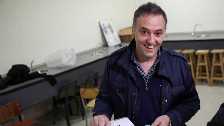 El vocero presidencial y candidato a legislador porteño de La Libertad Avanza, Manuel Adorni, al momento de la votación de este domingo. (Foto: Reuters - Tomás Cuesta)