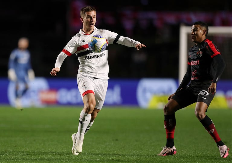 El volante tiene contrato con el San Pablo hasta el 2026. (Foto: REUTERS/Carla Carniel)