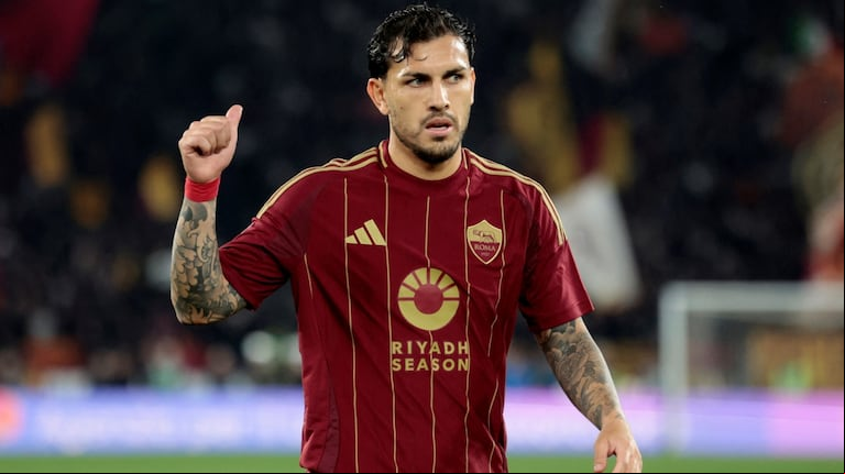 El volante tiene contrato con la Roma hasta el 30 de junio de 2026. (Foto: REUTERS/Remo Casilli)