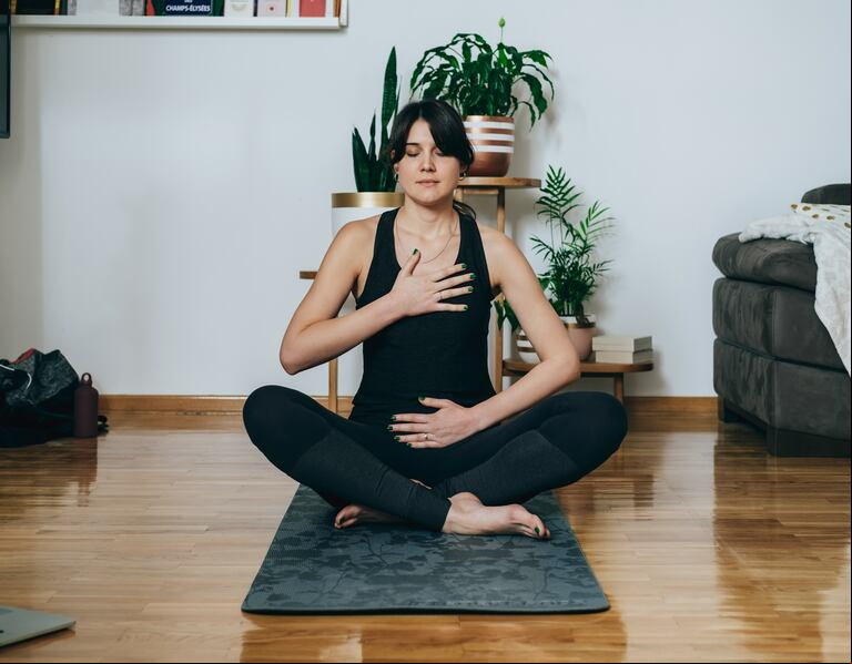 El yoga, uno de los ejercicios recomendados.(Foto: Adobe Stock)