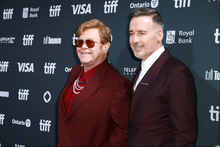 Elton John y David Furnish posando para los fotógrafos en un evento, el año pasado (Foto: REUTERS/Carlos Osorio).