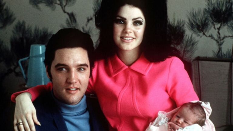 Elvis Presley posa junto a su mujer, Priscilla y su hija recién nacida, Lisa Marie, en 1968. Foto: AP.
