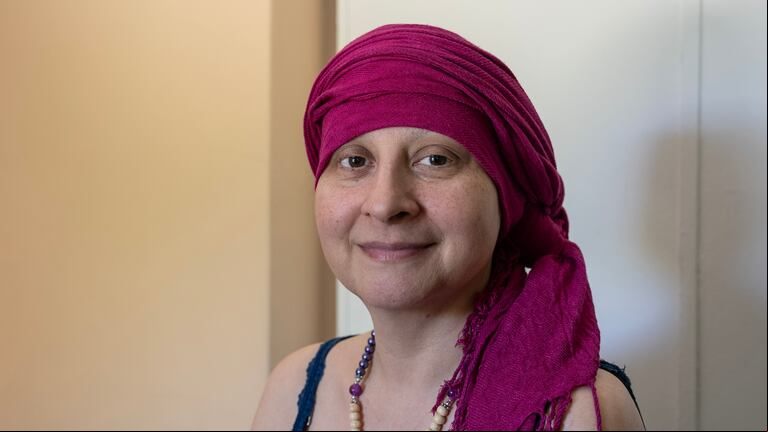 Emilce Varela se maquilló por primera vez con una voluntaria de Maquillaje Terapéutico. (Foto: Agustina Ribó/TN)