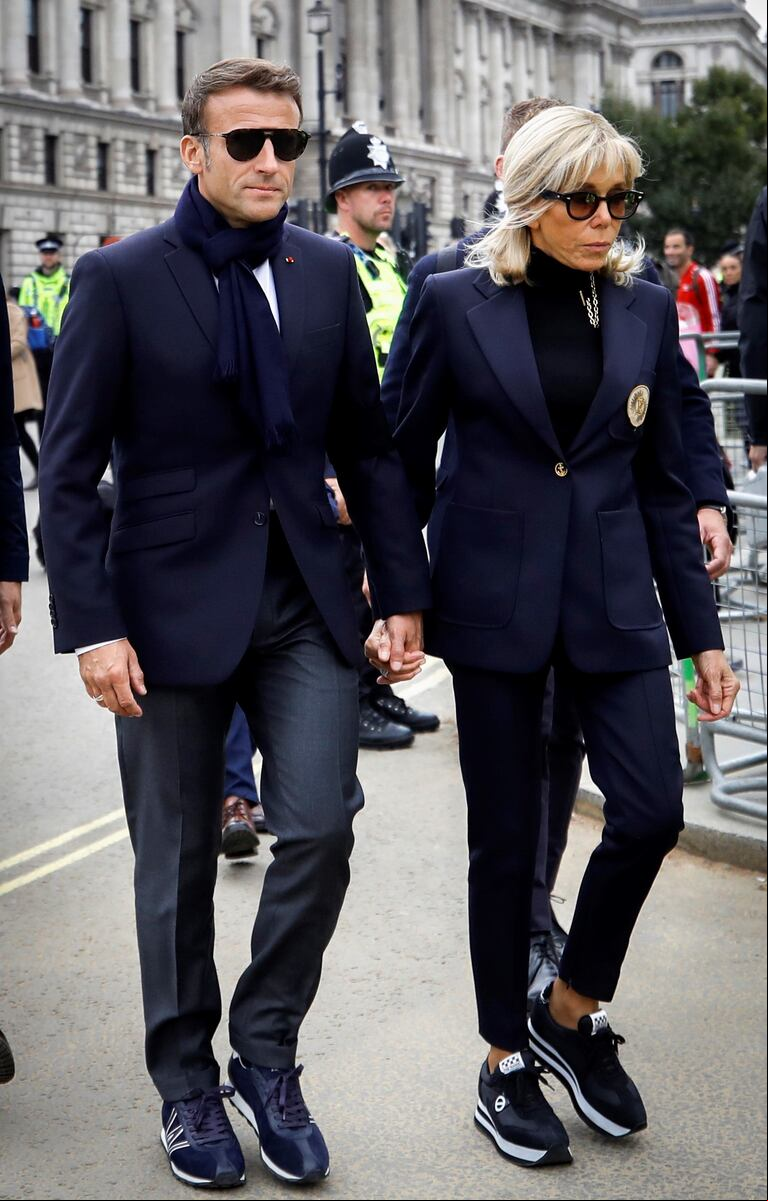 Emmanuel y Brigitte macron llegaron a Londres en traje y zapatillas. (Foto: EFE/EPA/OLIVIER HOSLET)