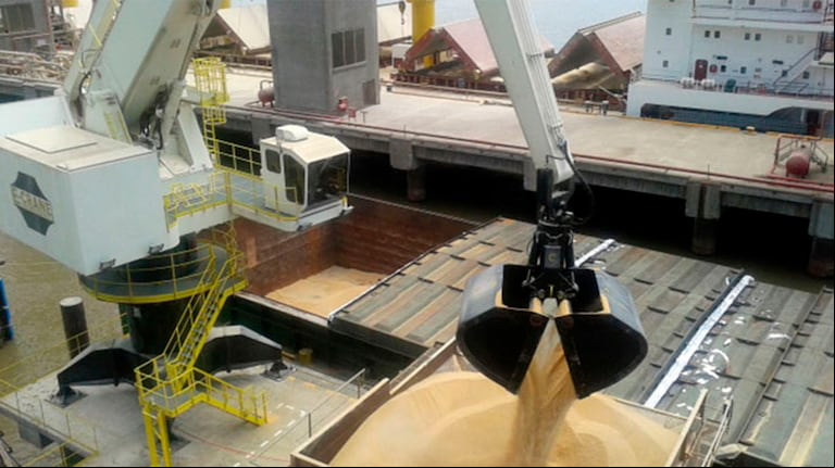 En abril de 2025, las exportaciones agroindustriales generaron ingresos por U$S 2.524 millones, marcando un aumento del 32% respecto al mismo mes del año anterior.(Foto: terminal 6 del puerto de Rosario)