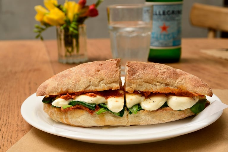 En Biasatti también ofrecen algunos paninis en pan ciabatta. (Foto: gentileza Biasatti).