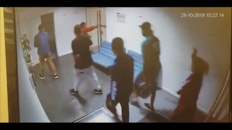 En esta imagen se observa cómo una de las trabajadores tira violentamente de la puerta. Créditos: Captura de TV - TN.