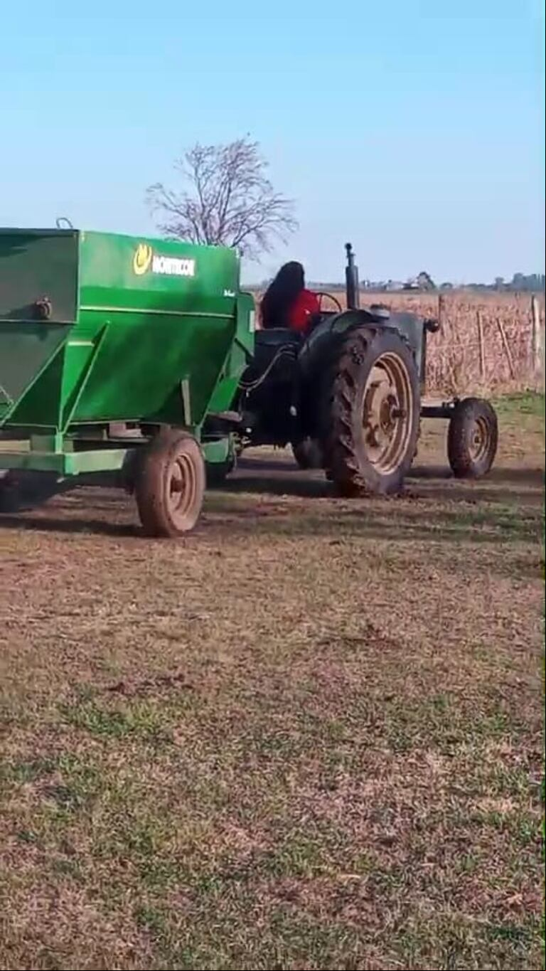 En la foto, Amanda recorre el campo en tractor, como lo hizo desde siempre. (Foto: Amanda Lerchundi).
