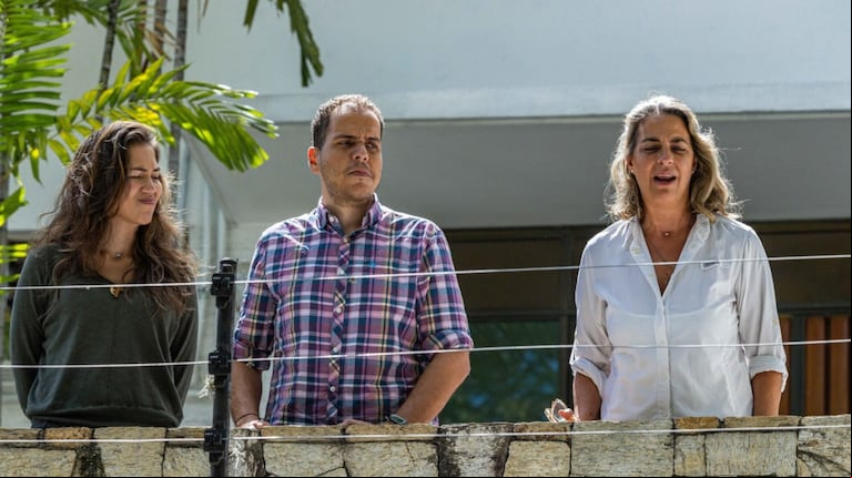 En la foto, se observa a Claudia Macero, Pedro Uchurrurtu y Magalli Meda. Este jueves, los cinco dirigentes cumplieron un año asilados en la embajada argentina. (Foto: EFE)