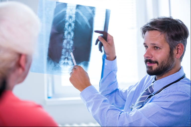 En las fracturas vertebrales osteoporóticas,se puede realizar una estabilización quirúrgica.