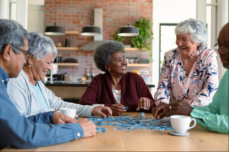 En los adultos, también es beneficioso armar rompecabezas. (Foto: Adobe Stock)