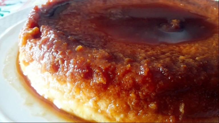 En ocasiones, el budín de pan puede presentarse con dulce de leche. Foto: Cookpad