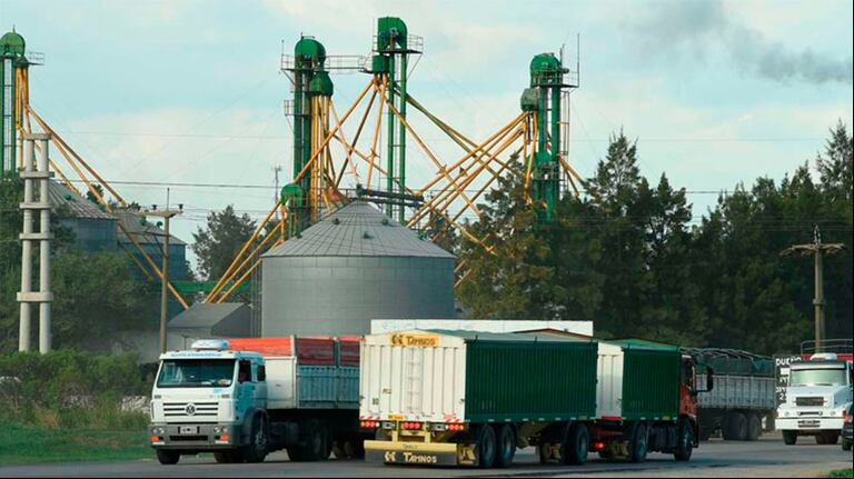 En pleno avance de la cosecha, desde Coninagro remarcaron que la tarifa del transporte de cargas debe negociarse libremente entre las partes y rechazaron presiones para fijar un precio. Foto: TN