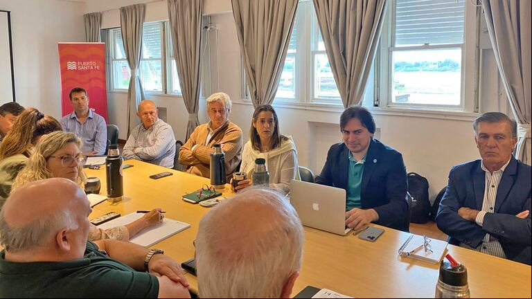 En Santa Fe, dirigentes de las mesas de enlace nacional y provincial se reunieron para avanzar en una agenda común sobre producción y territorio. (Foto: X CRA).