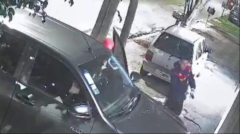 En solo 14 segundos se llevaron el vehículo y dispararon contra su casa. (Foto: captura de video de X/@DataConurbano).