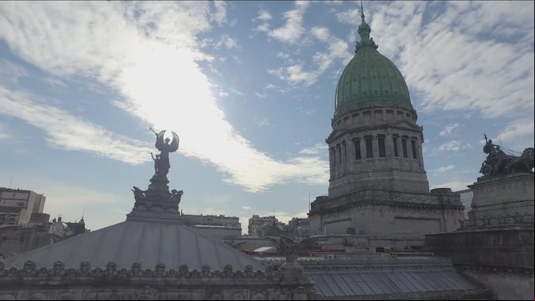 En su cruce con la Plaza de los Dos Congresos la avenida se vuelve testigo de repetidas marchas y protestas. (Foto: Telenoche).