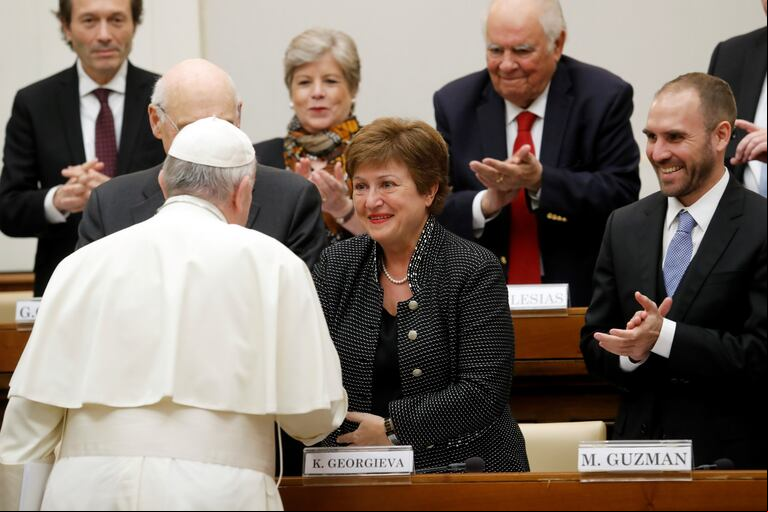 En un encuentro previo, Francisco saludó a la titular del FMI, Kristalina Georgieva, y al ministro de Economía argentino, Martín Guzmán. (Foto: Reuters/Remo Casilli).