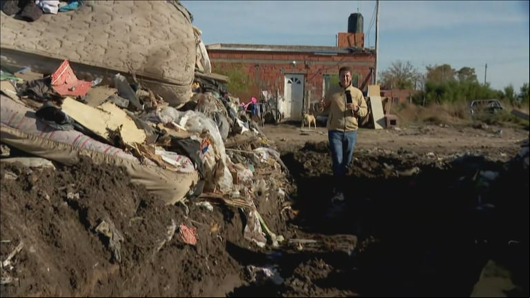 Entre la basura hay ropa marcada y colchones. (Foto: TN).
