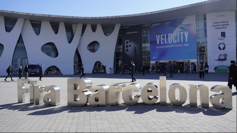 Entre las grandes novedades de la feria se pueden ver teléfonos hiperresistentes con pantallas flexibles e incluso enrollables, prototipos de taxis voladores y autos de lujo para seguridad. (Foto: TN/Francisco Anselmi)