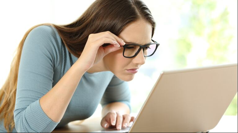  Es importante trabajar en un lugar con buena luz y también regular la luminosidad de la pantalla. (Foto: Shutterstock)