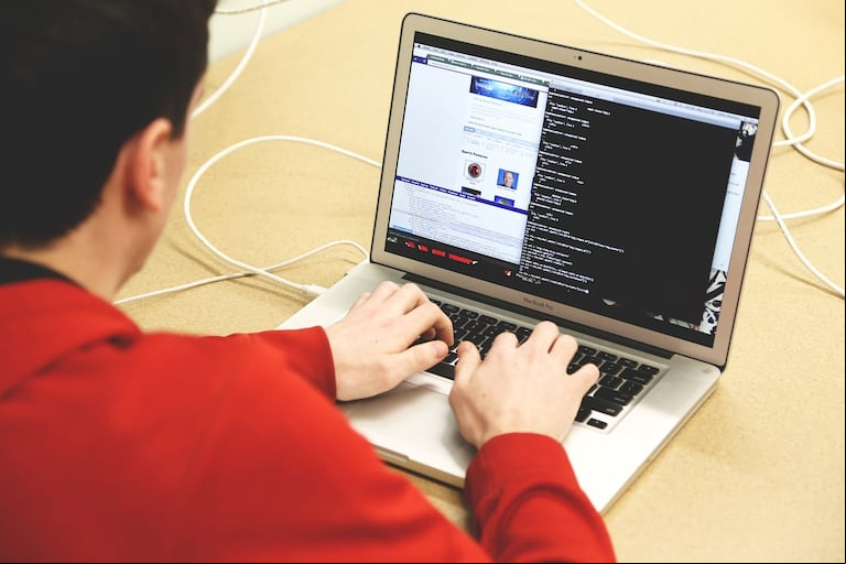 Es necesario generar espacios en los cuales discutir los desafíos y la mejora de las prácticas en materia de ciberseguridad (Foto: Pixabay)