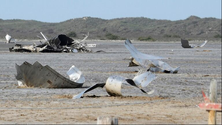 Escombros después de que el cohete prototipo SN11 de SpaceX Starship no tripulado logró aterrizar de manera segura, en Boca Chica, Texas, el 31 de marzo de 2021.