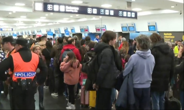 Este jueves habrá un paro de controladores aéreos que afectará a 27 aeropuertos del país (Foto: captura de TN).