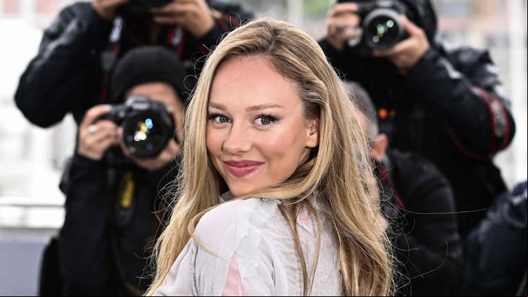 Ester Expósito se sumó al fenómeno de las microbikinis de Playboy con un modelo negro. (Foto: LOIC VENANCE / AFP)