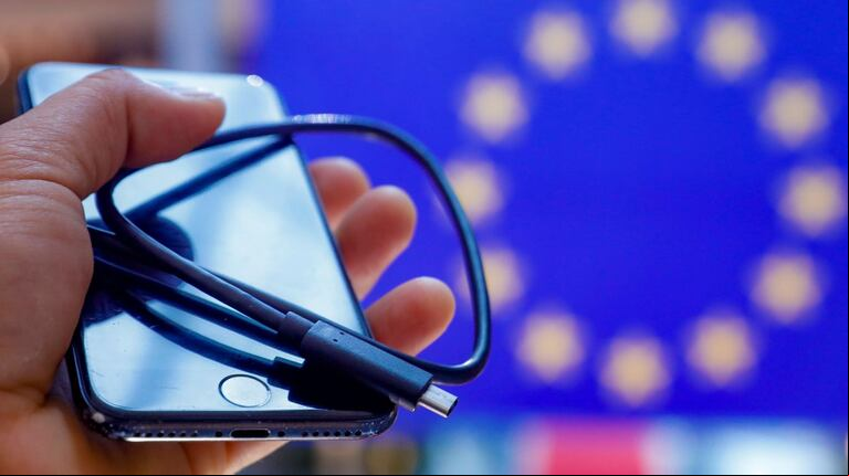 Europa, una piedra en el zapato de Apple: ¿qué medida de la UE afectará invariablemente a los iPhone? (Foto: EFE/EPA/JULIEN WARNAND)