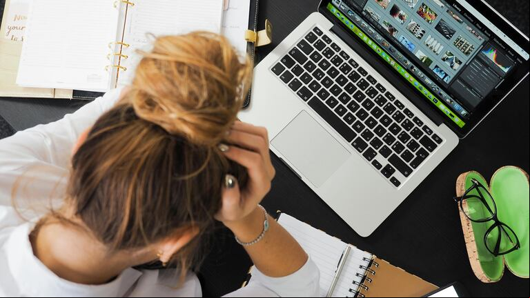 Existen ciertas frases y actitudes que se deben evitar para lograr una buena carrera laboral. (Foto: Pexels).