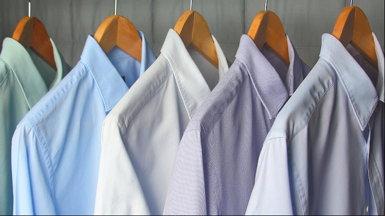Existen formas de reconocer si una camisa es de buena calidad (Foto: Adobe Stock).
