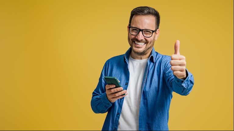 Expertos aconsejan cargar el celular solo hasta el 85%. (Foto: AdobeStock).