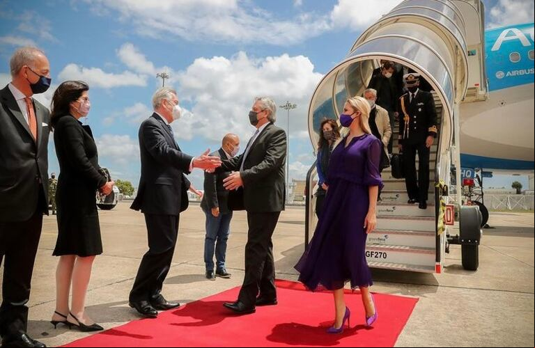Fabiola aterrizó en Portugal con un total look violeta de Adrián Brown. (Foto: Presidencia).