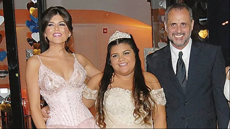 Familia feliz: hace una década, Morena Rial celebró sus 15 en compañía de Mariana Antoniale, la "Niña Loly", que estaba en pareja con Jorge Rial. (Foto: captura de América)