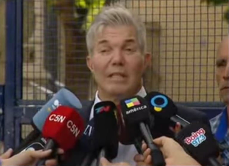 Fernando Burlando está hablando con los periodistas en las afueras de los Tribunales de Dolores. (Foto: captura TN)
