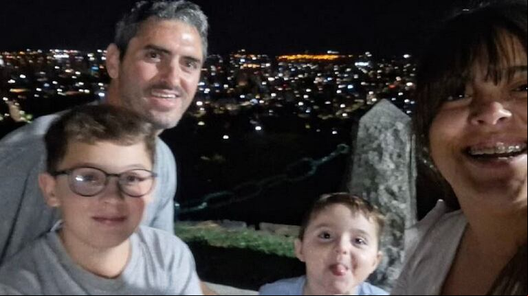 Fernando Dellarciprete junto a Rocío Villarreal y los hijos de ambos, Tiziano y sco. (Foto: Facebook / Rocío Villarreal)