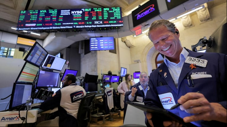 Fin del cepo: la reacción de los mercados este lunes. (Foto: Reuters / Andrew Kelly)