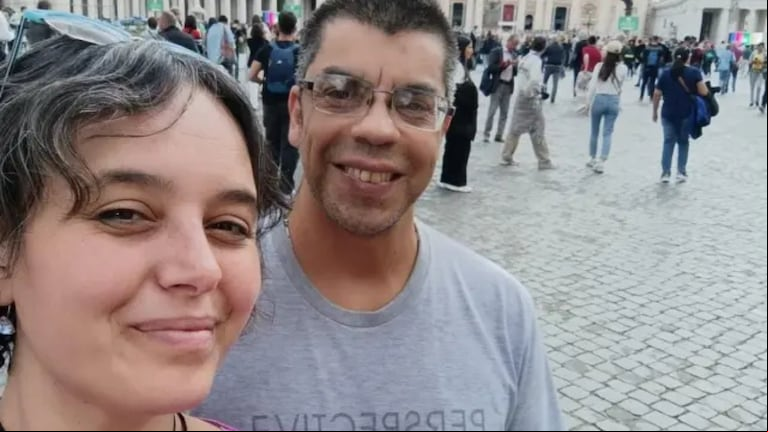 Flavia y Mauro, en la plaza San Pedro del Vaticano. (Foto: gentileza de 20 Minutos)