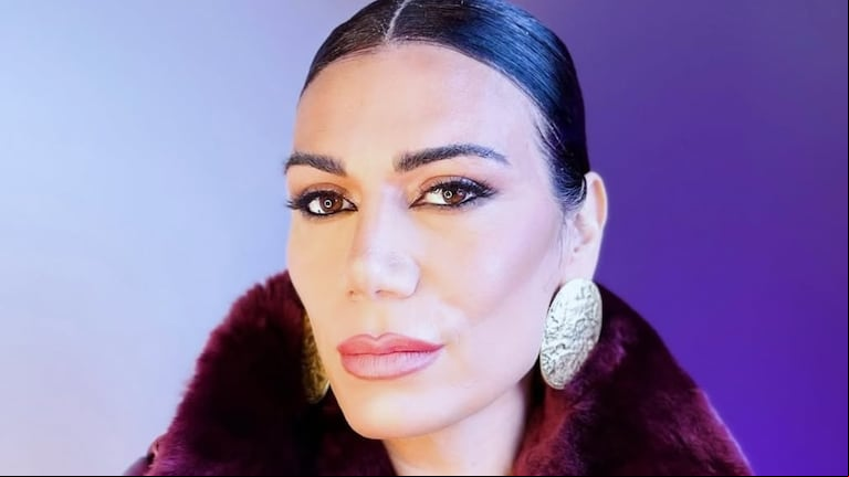 Florencia de la V apostó por el cherry red para su look de alto invierno. (Foto: Instagram/@flordelave).