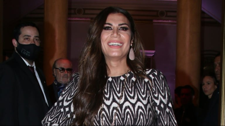 Florencia de la V eligió un vestido con estampas y el pelo suelto (Foto: Movilpress)