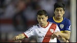 Foto de archivo de Nahuel Zárate en un Superclásico, marcando a Rodrigo Mora. (Foto: AFP)