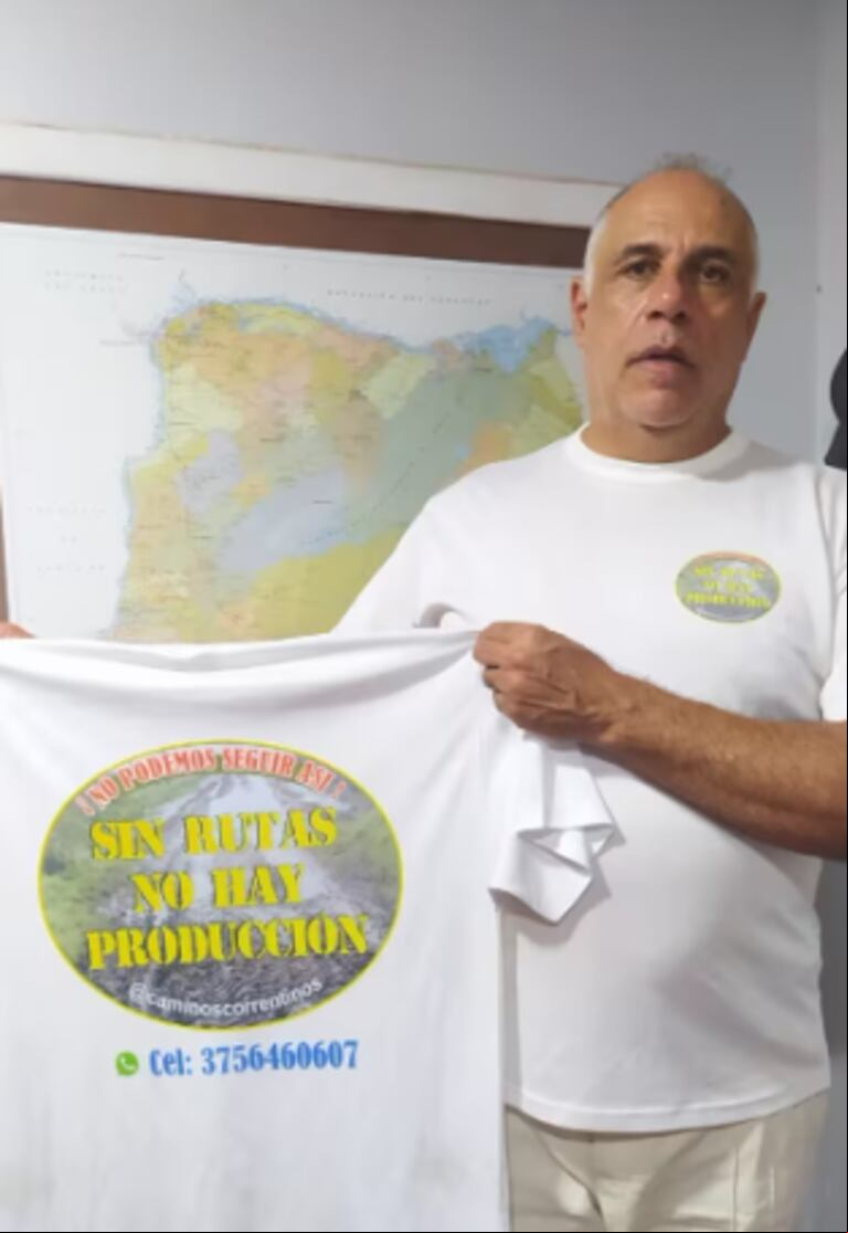 Francisco Arroniz, portador de una remera con el mensaje "Sin rutas no hay producción", fue detenido por la policía correntina durante un acto en Yapeyú. (Foto: Diario1588).