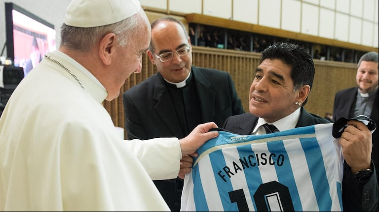 Francisco con Diego Maradona. (Reuters)